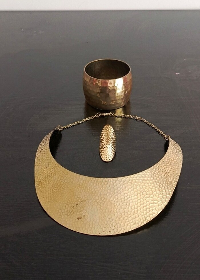 Gold rengi desenli gerdanlık, kalın bilezik ve yüzük seti - Görsel 2