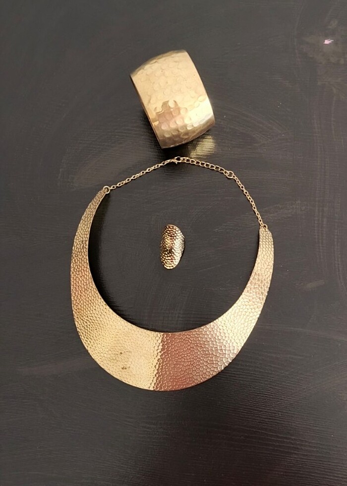 Gold rengi desenli gerdanlık, kalın bilezik ve yüzük seti - Görsel 3