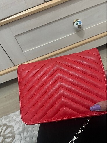 Kırmızı zincirli çanta - Görsel 5