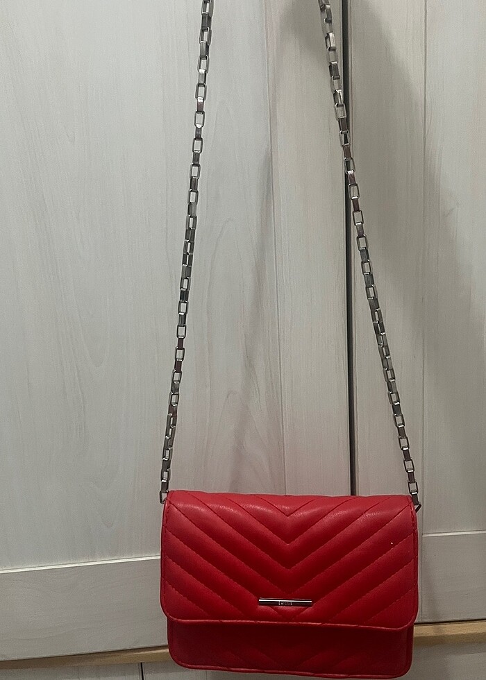 Kırmızı zincirli çanta - Görsel 2
