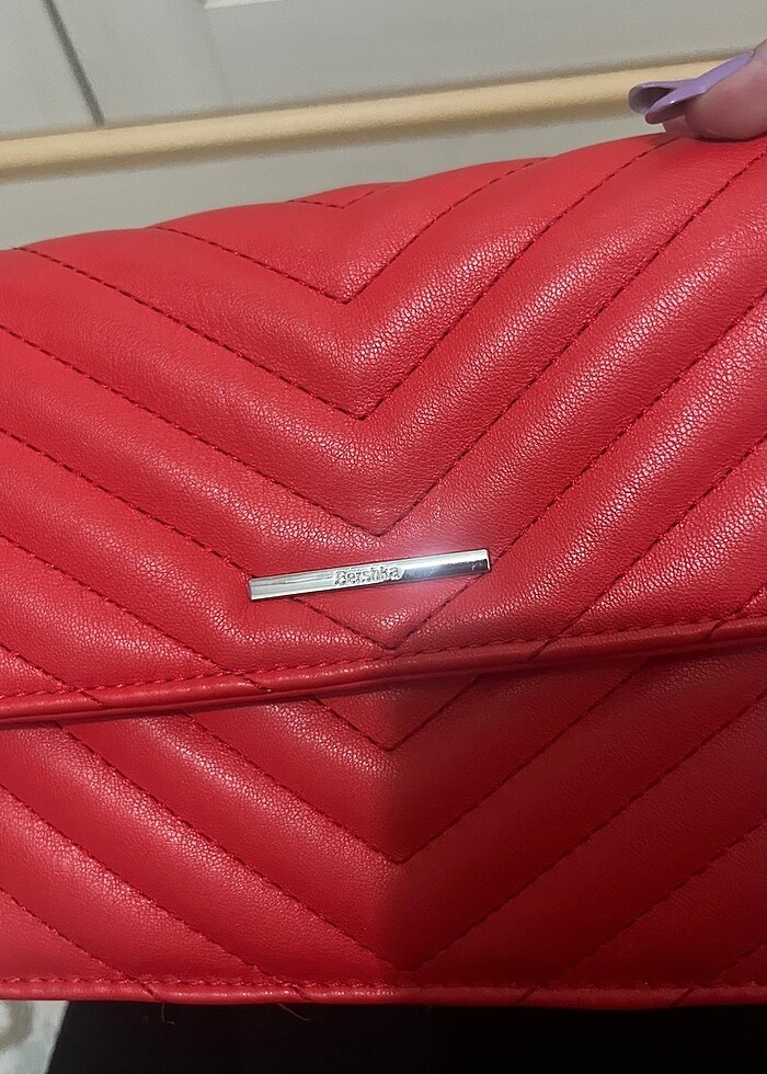 Kırmızı zincirli çanta - Görsel 3