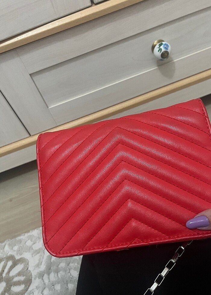 Kırmızı zincirli çanta - Görsel 5