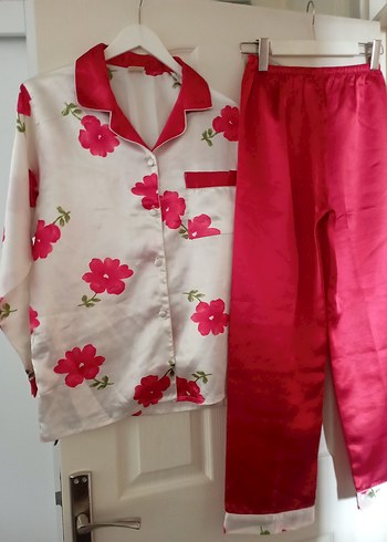 Çiçek Desenli Uzun Kollu Pijama Takımı