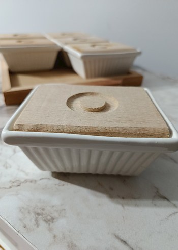 Diğer Beyaz ve Ahşap Kapaklı Saklama Kapları