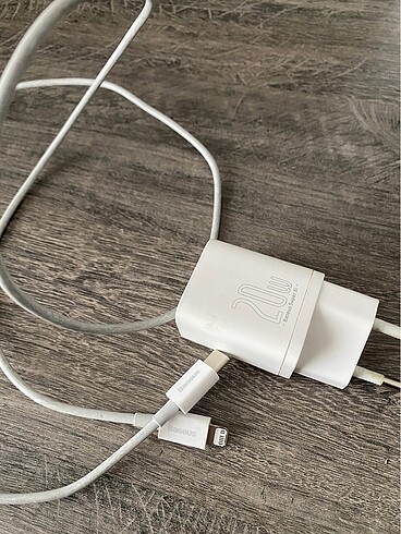 Baseus (iPhone için ideal)