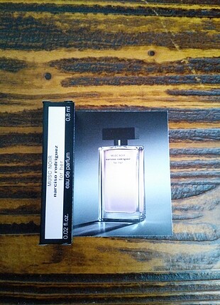 narciso Rodriguez musc noir for her EDP sample boy bayan parfüm.