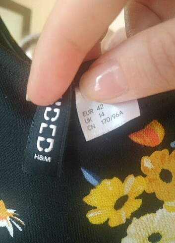 42 Beden H&M Marka Siyah Çiçek Desenli Günlük Elbise