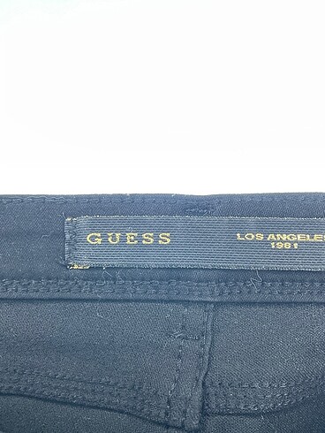 26 Beden siyah Renk Guess Jean / Kot %70 İndirimli.