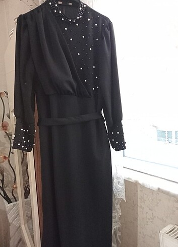 Boncuk detaylı siyah uzun abiye elbise.