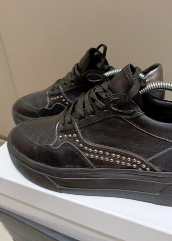 40 Numara Siyah Zımba Detaylı Kadın Sneaker  Az Kullanılmış - Görsel 5