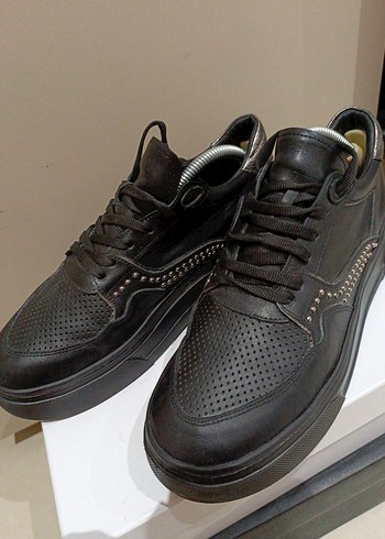 40 Numara Siyah Zımba Detaylı Kadın Sneaker  Az Kullanılmış - Görsel 6