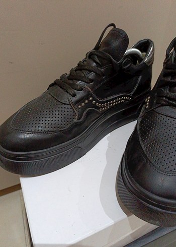 40 Numara Siyah Zımba Detaylı Kadın Sneaker  Az Kullanılmış - Görsel 12