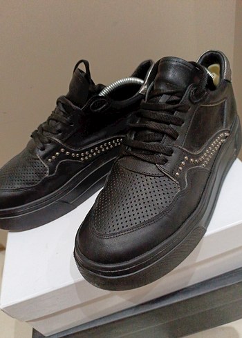 40 Numara Siyah Zımba Detaylı Kadın Sneaker  Az Kullanılmış - Görsel 9