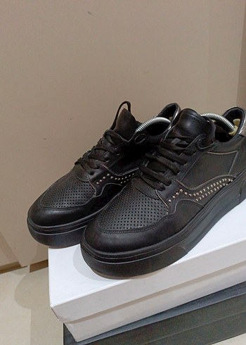 40 Numara Siyah Zımba Detaylı Kadın Sneaker  Az Kullanılmış - Görsel 17