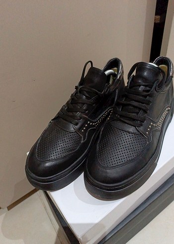 40 Numara Siyah Zımba Detaylı Kadın Sneaker  Az Kullanılmış - Görsel 18