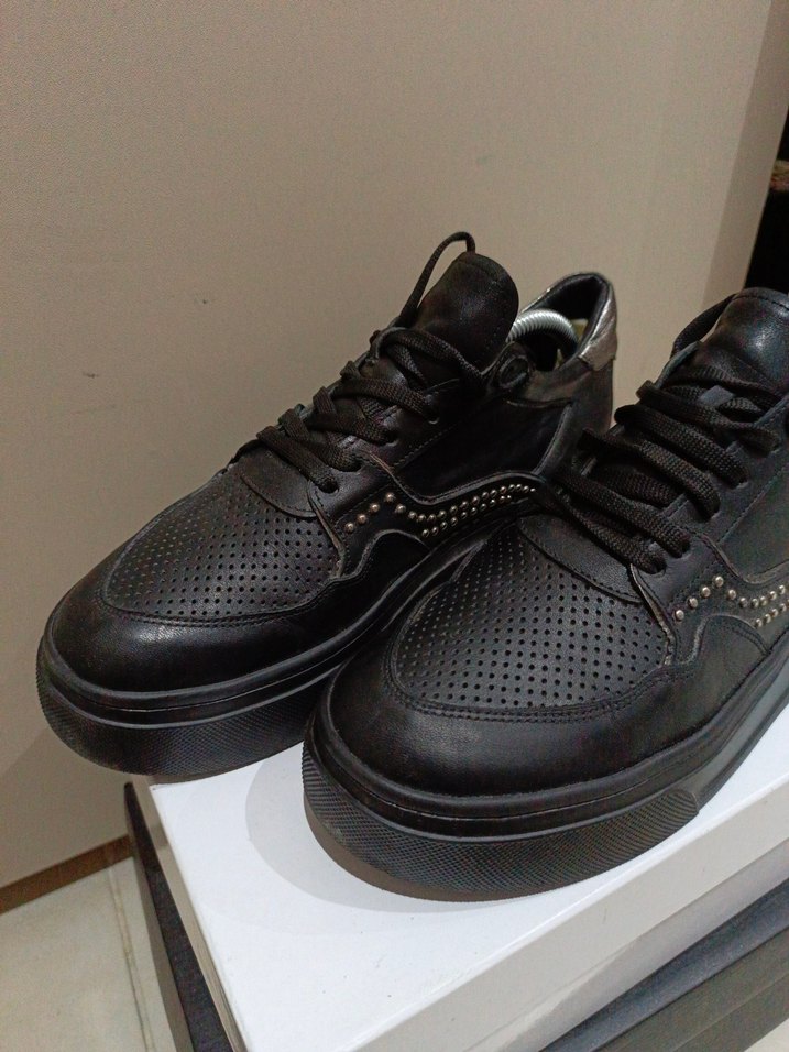 40 Numara Siyah Zımba Detaylı Kadın Sneaker  Az Kullanılmış - Görsel 4