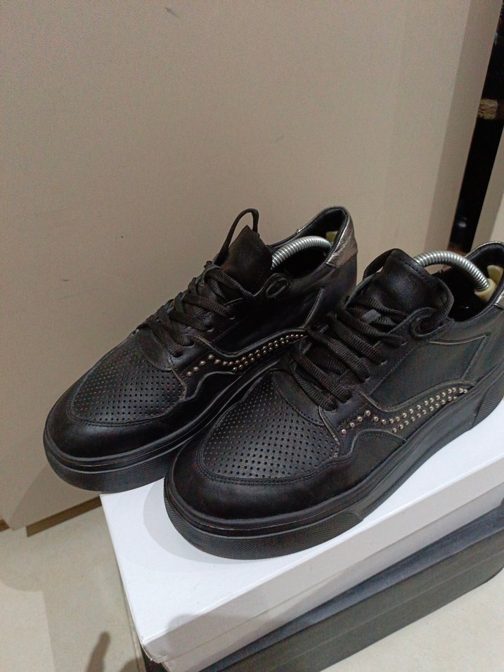 40 Numara Siyah Zımba Detaylı Kadın Sneaker  Az Kullanılmış - Görsel 2