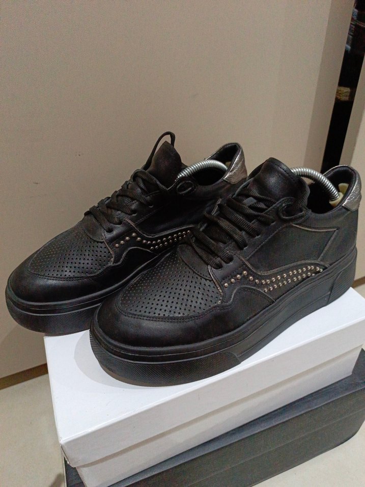 40 Numara Siyah Zımba Detaylı Kadın Sneaker  Az Kullanılmış - Görsel 3