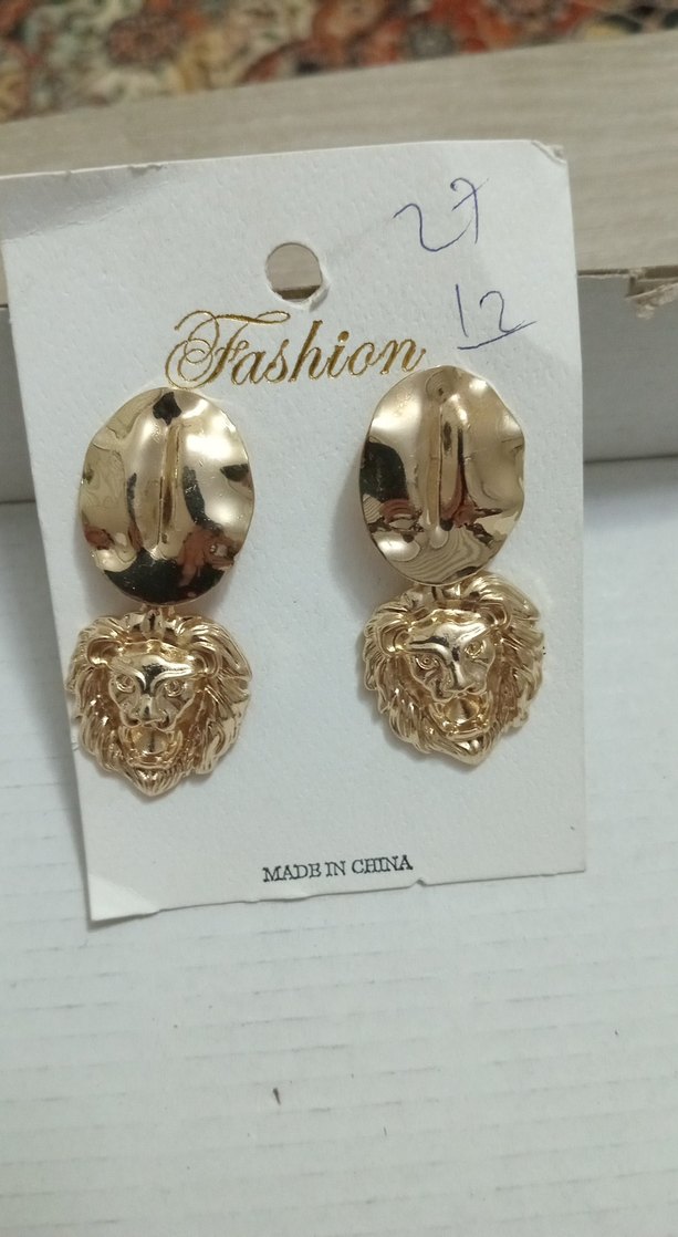 Altın Renk Aslan Figürlü Mini Küpe - Görsel 2