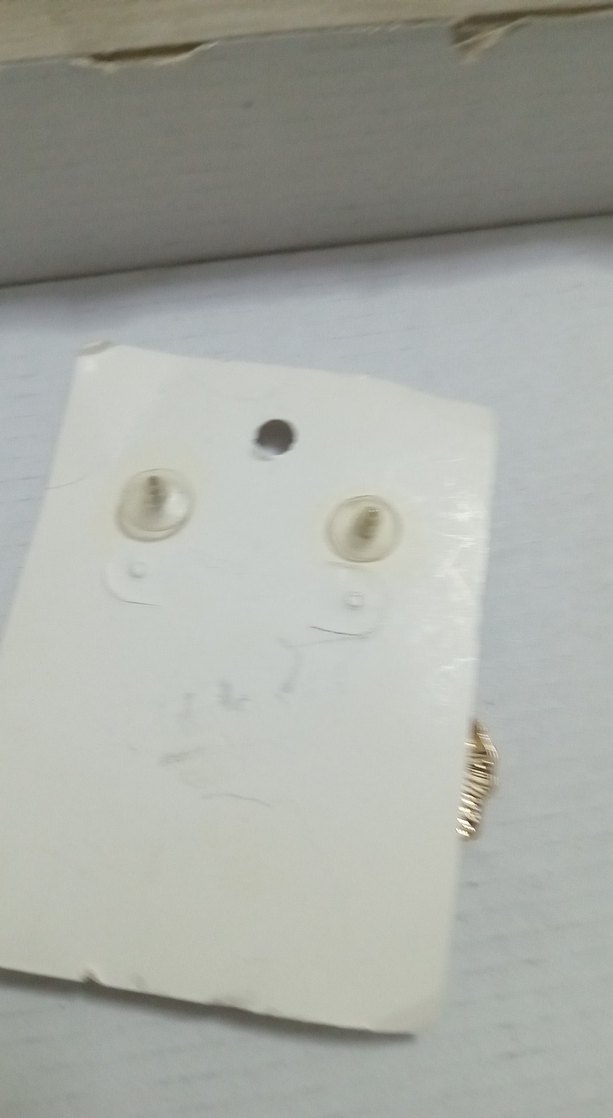 Altın Renk Aslan Figürlü Mini Küpe - Görsel 3