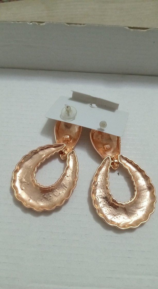 Altın Renkli Pilili Mini Kadın Küpeler - Görsel 2