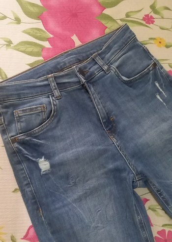 LC Waikiki Renkli Batik Desenli Yırtık Detaylı Pantolon