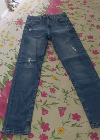 Renkli Batik Desenli Yırtık Detaylı Pantolon