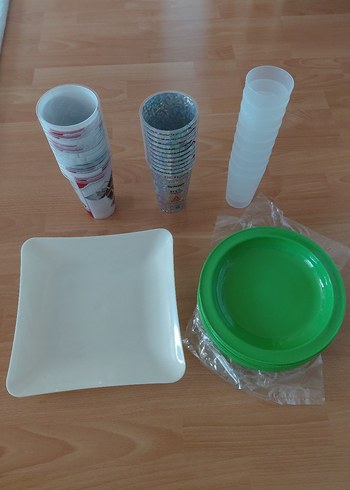 Beyaz Tabak ve Renkli Plastik Bardak Seti