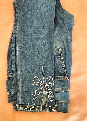 Paçasi da kelebek modeli olan jeans
