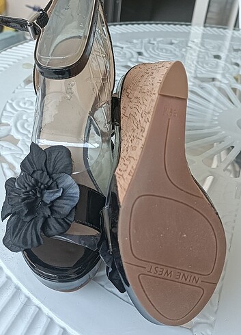 Nine west dolgu topuk çiçekli bağcıklı siyah ayakkabı