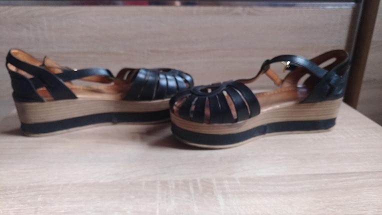 İnci marka, deri sandalet ayakkabı.