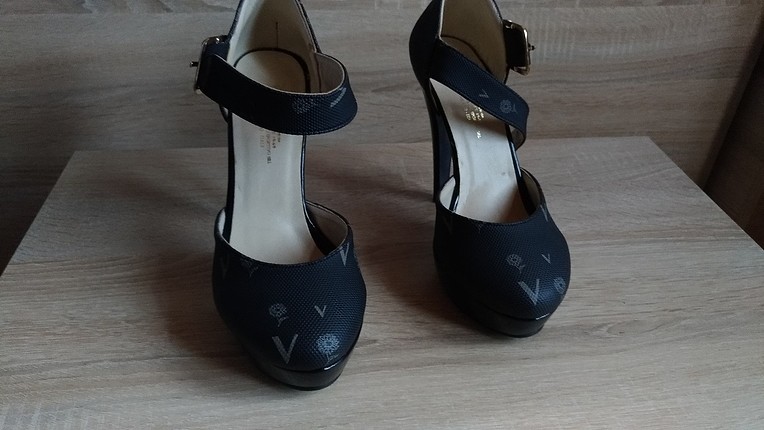 Versace platform ayakkabı.
