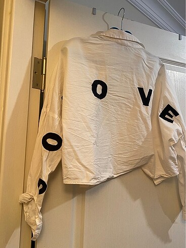 crop arkası love yazılı bol gömlek