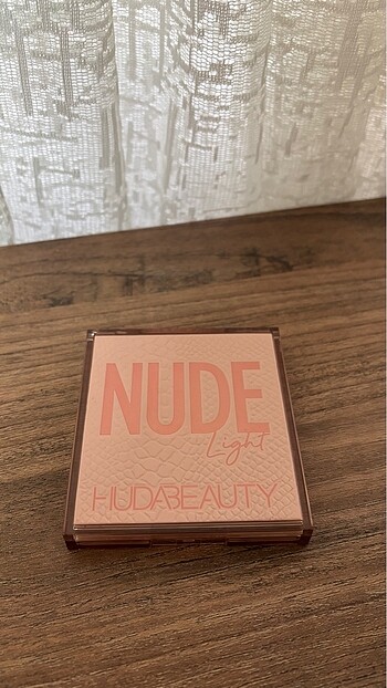 Huda Beauty Far Paleti