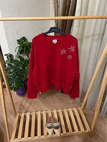 Sweatshirt