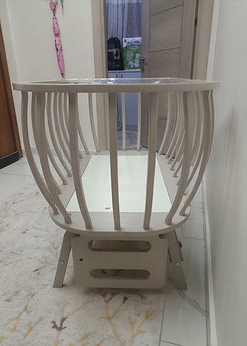 Beyaz ve Gri Sallanan Bebek Beşiği - Görsel 2