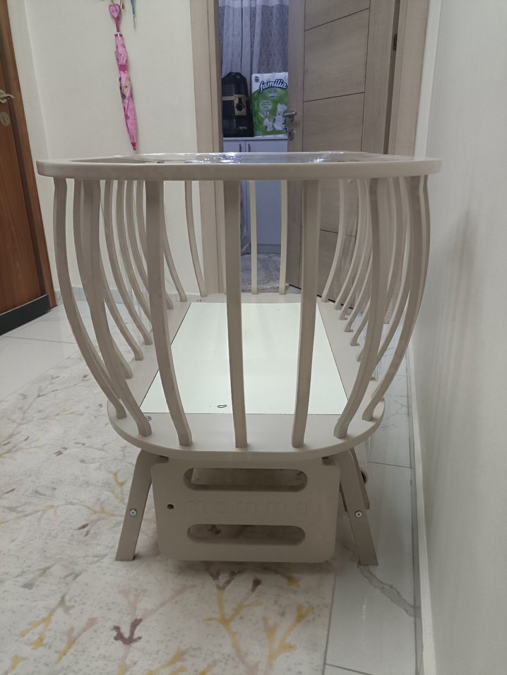 Beyaz ve Gri Sallanan Bebek Beşiği - Görsel 2