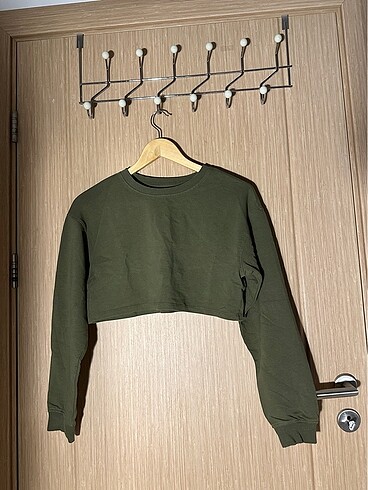 Haki yeşili crop sweat???? BERSHKA
