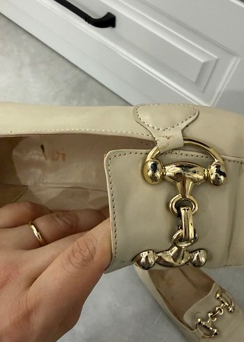 Bej Deri Tokalı Kadın Düz Ayakkabı - Görsel 3