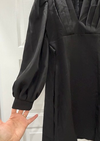 Piliseli V Yaka Siyah Uzun Kollu Elbise - Görsel 4