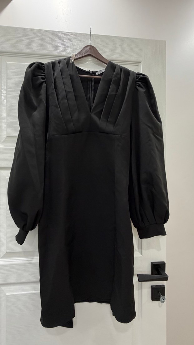 Piliseli V Yaka Siyah Uzun Kollu Elbise - Görsel 2