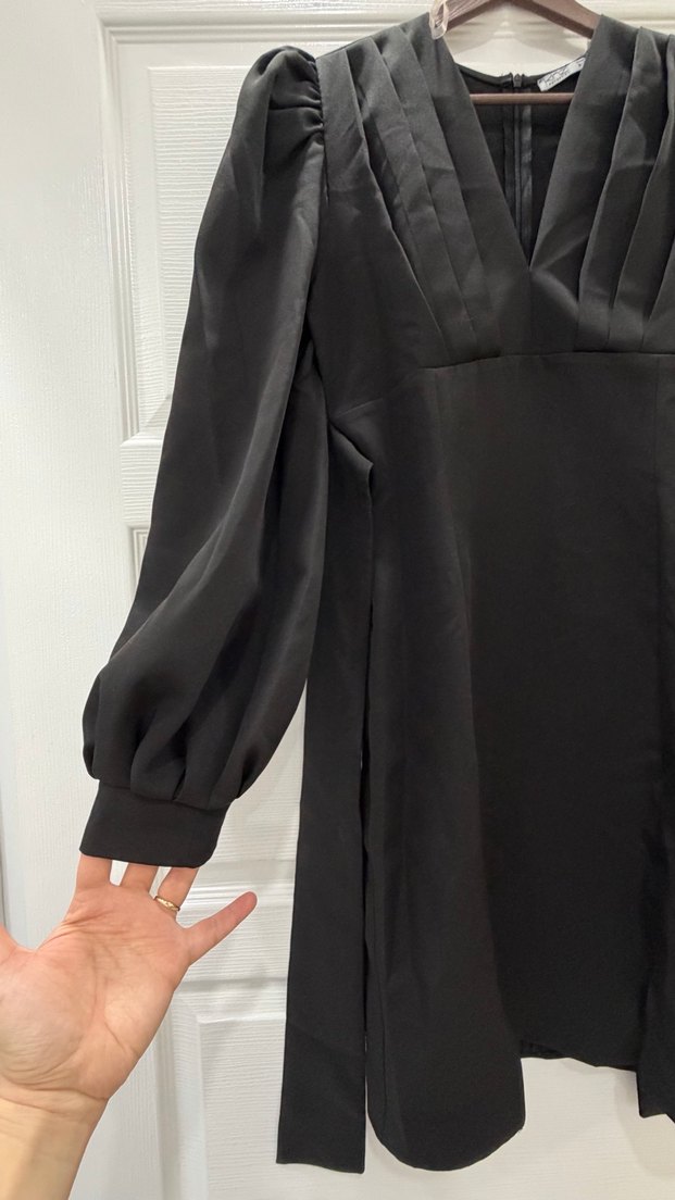 Piliseli V Yaka Siyah Uzun Kollu Elbise - Görsel 4