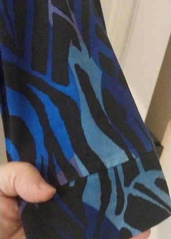 Mavi Batik Desenli Uzun Kollu V Yaka Bluz - Görsel 3