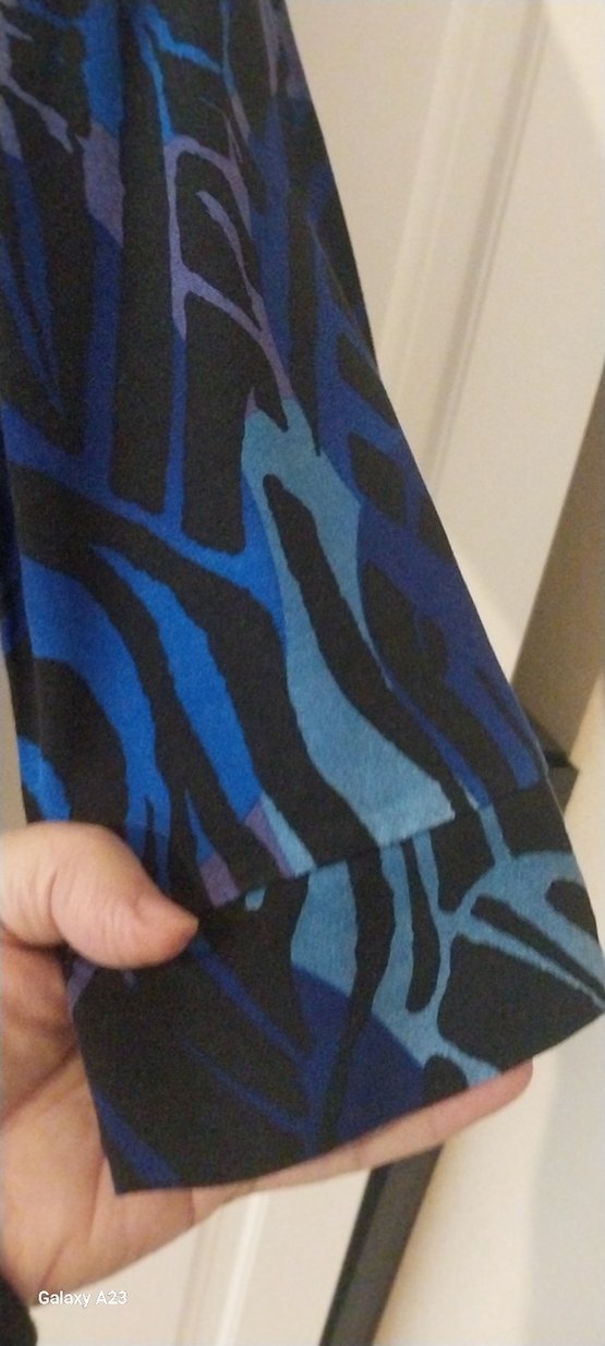 Mavi Batik Desenli Uzun Kollu V Yaka Bluz - Görsel 3