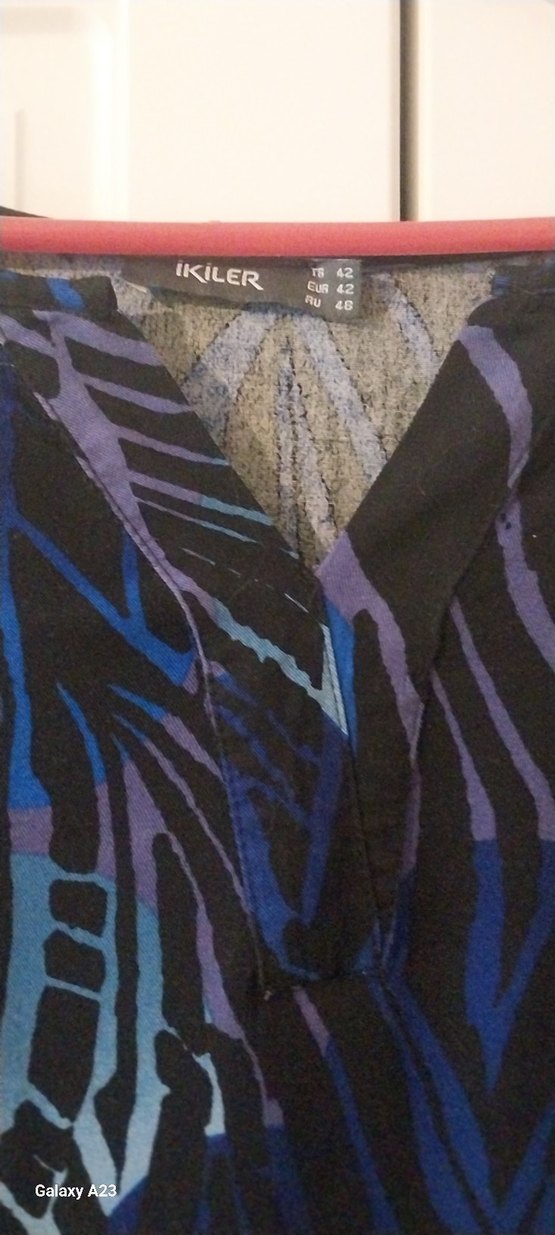 Mavi Batik Desenli Uzun Kollu V Yaka Bluz - Görsel 5