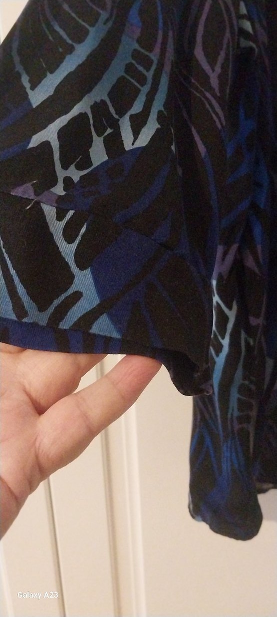 Mavi Batik Desenli Uzun Kollu V Yaka Bluz - Görsel 4