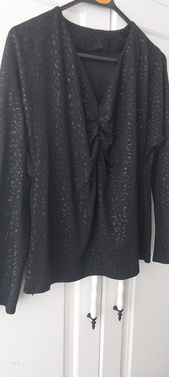 parlak siyah kendinden desenli buluz - Görsel 3