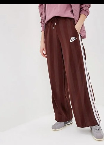 NIKE BAYAN ÇİZGİ YALDIZ  DESEN BOL KESİM EŞOFMAN ALT - Görsel 4