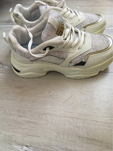 Guess Yeni temiz