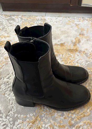 40 Beden Siyah Deri Tokalı Blok Topuklu Kadın Bot